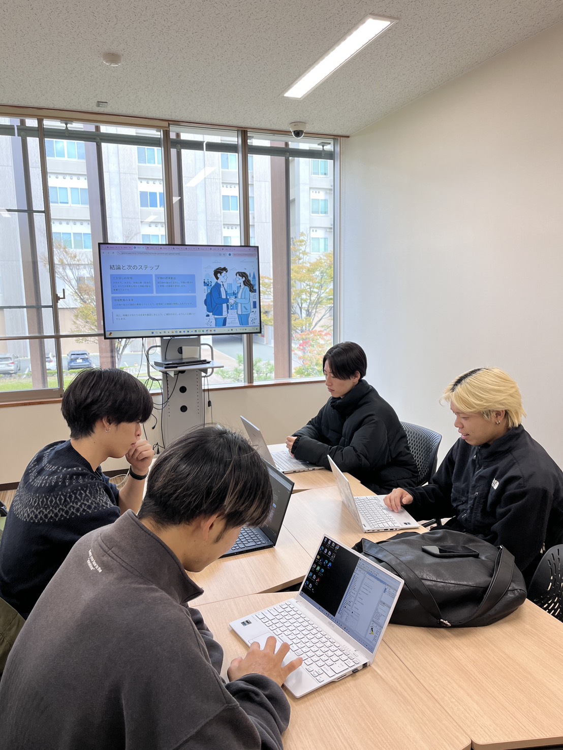 学生がプロジェクトについて話し合っている様子